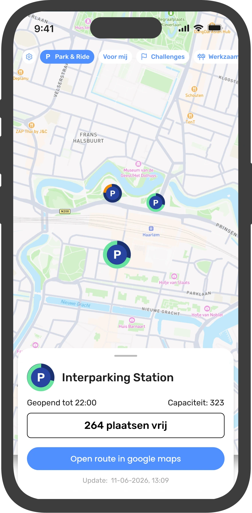 Voorbeeld van een parkeerlocatie in de Atlas met vrije plaatsen en een link naar de route