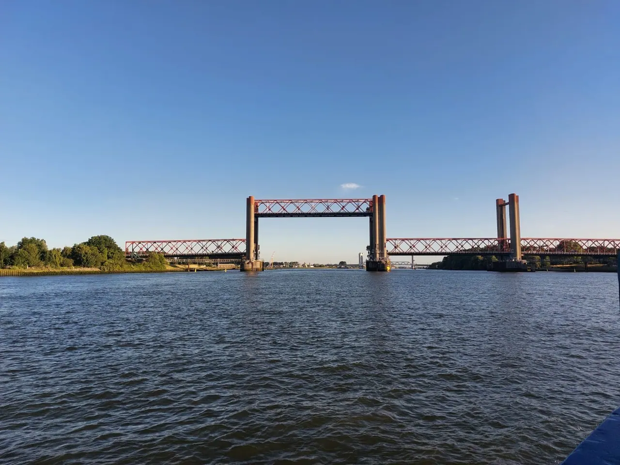 Archiefbeeld van de Spijkenisserbrug, gezien vanaf het water