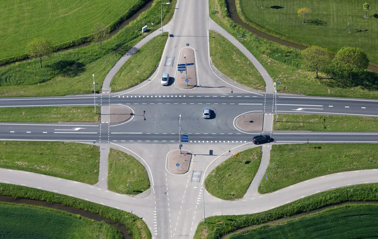 Archiefbeeld van een kruispunt van de N217 bij Heinenoord, van bovenaf gezien