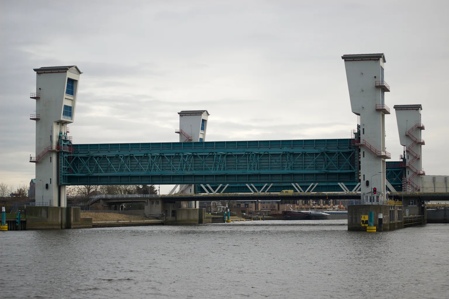 De Algerabrug bij Capelle aan den IJssel, gezien vanaf het water in 2015