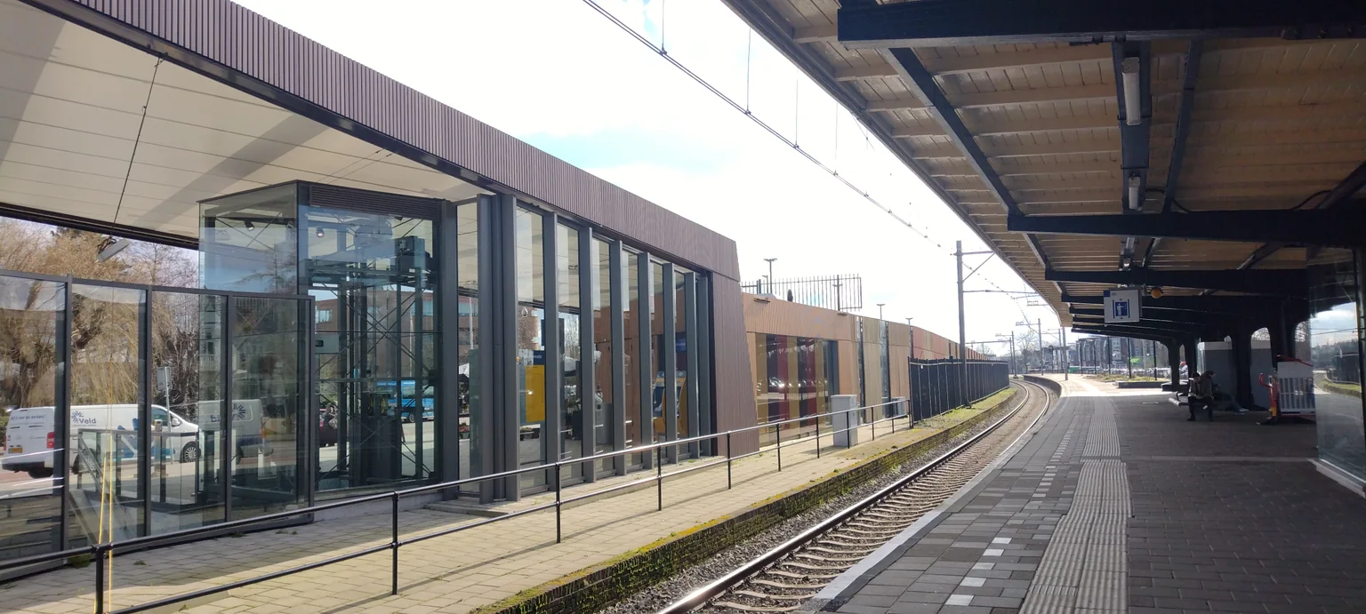 Station Castricum met de glazen ingang en het overkapte perron in februari 2024