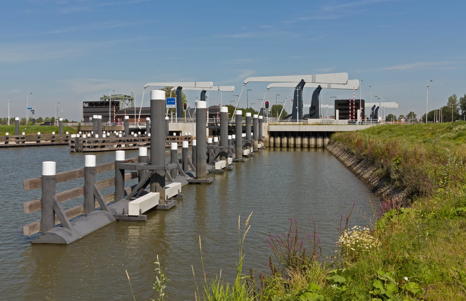 De sluiskolk en sluisdeuren van de Julianasluis in Gouda in augustus 2015