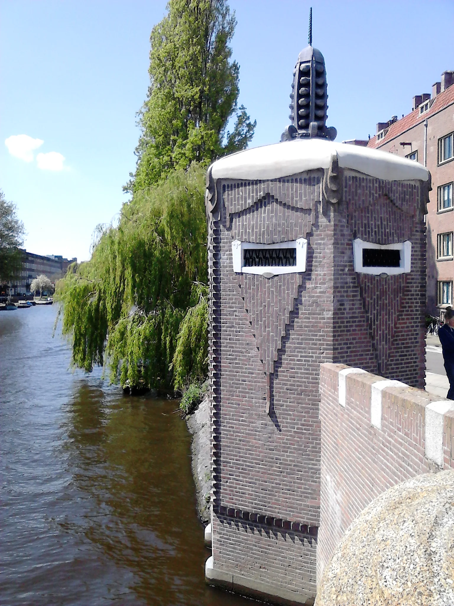 Bakstenen brughuisje van de P.L. Kramerbrug aan het water in Amsterdam-Zuid, gefotografeerd in 2016