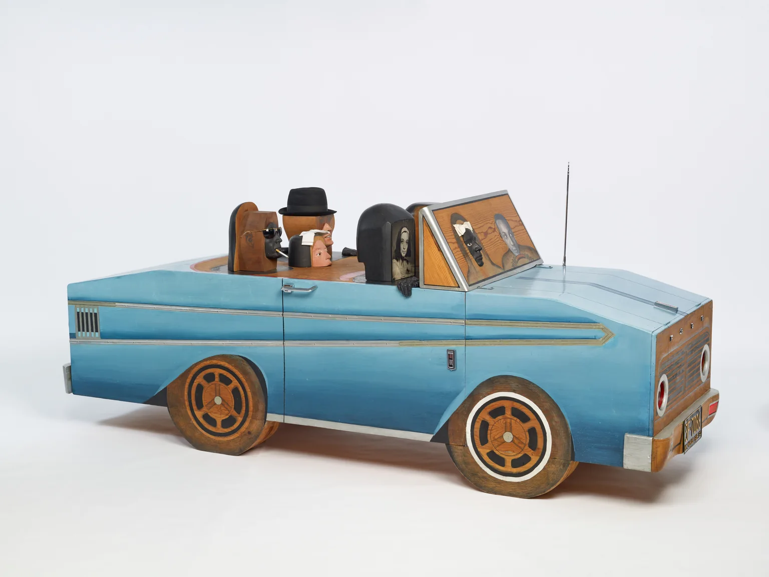 The Car uit 1964 van Marisol: een blauwe houten auto met sculpturen van passagiers, gefotografeerd door Jannes Linders