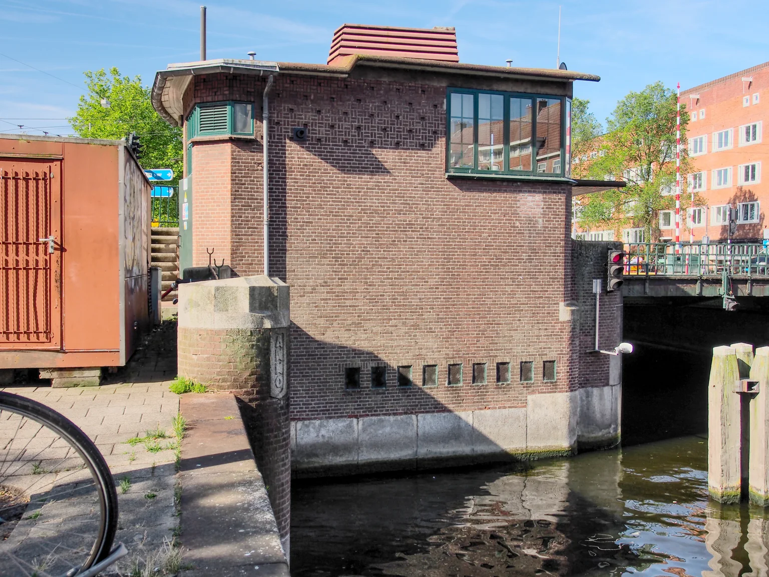 Het bakstenen brugwachtershuisje bij de Overtoomsesluis in Amsterdam in 2017