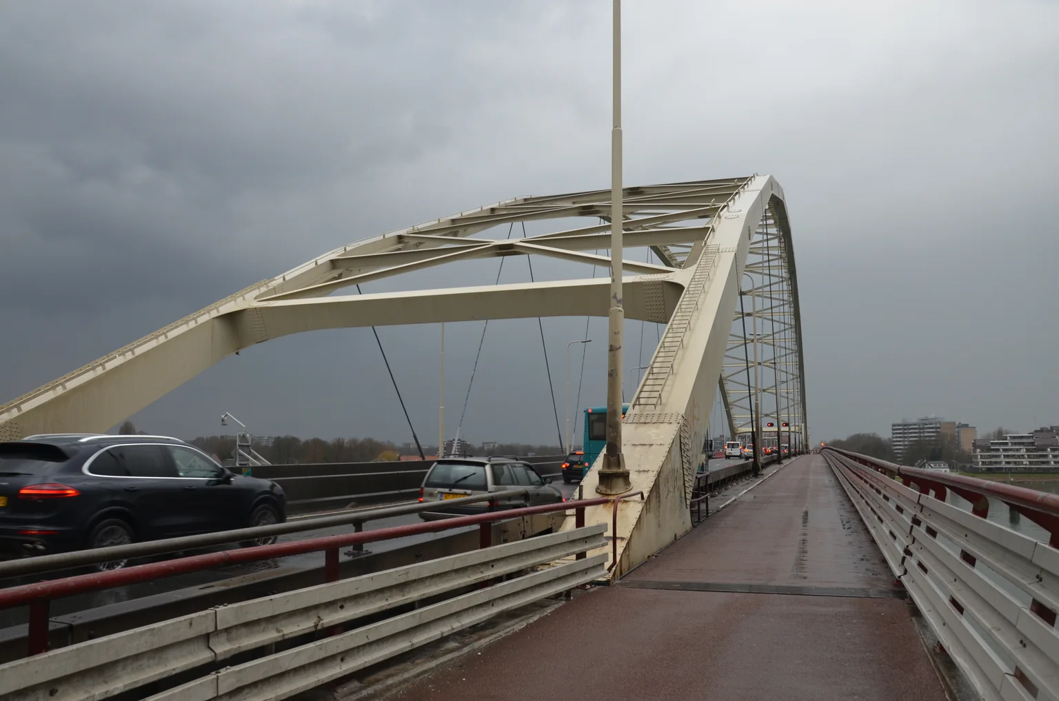 Het fietspad en de stalen boog van de Papendrechtsebrug in 2018