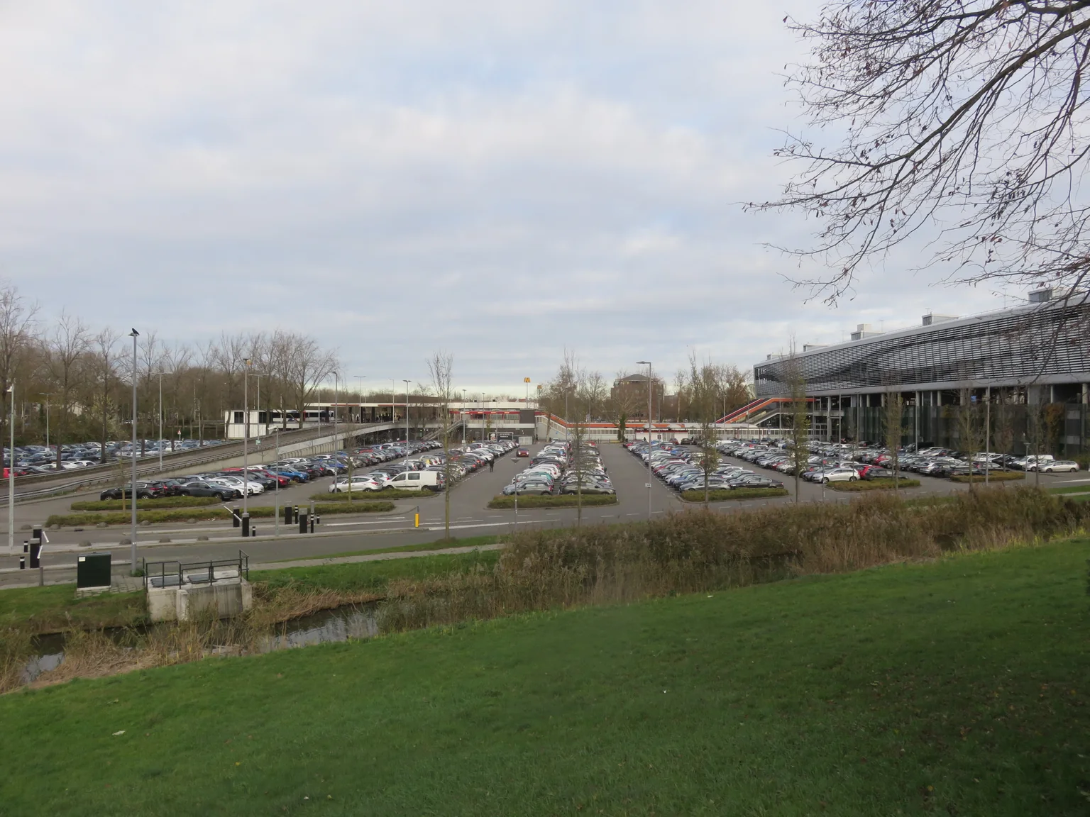 Metrohalte en P+R-parkeergarage Kralingse Zoom in Rotterdam in december 2025