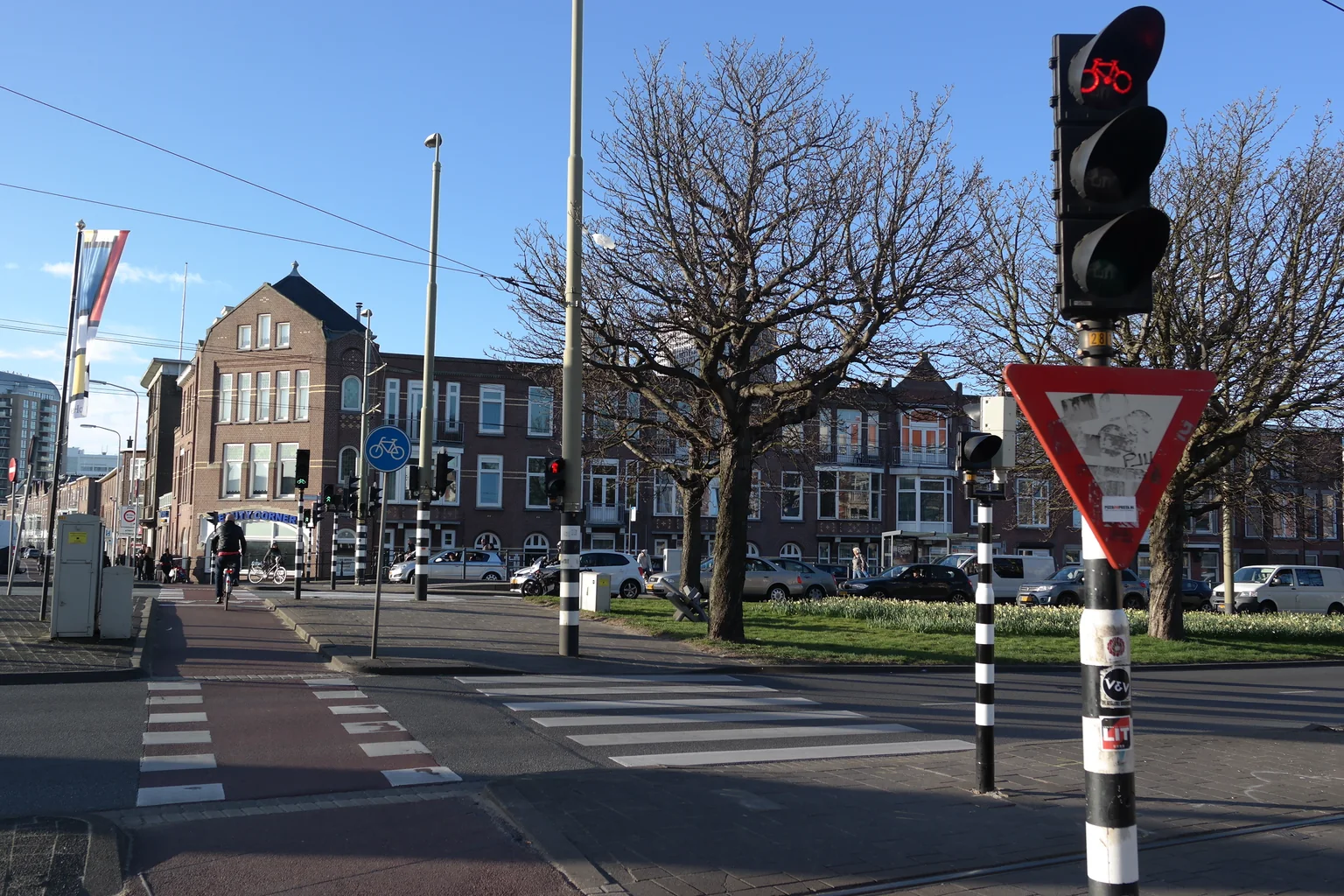 Fietsoversteek met verkeerslichten op het Rijswijkseplein in Den Haag in 2017