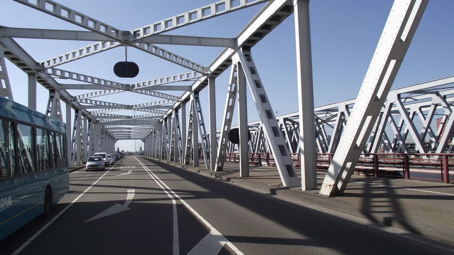Stalen brugconstructie met verkeer op de Stadsbrug tussen Dordrecht en Zwijndrecht, gefotografeerd in 2013