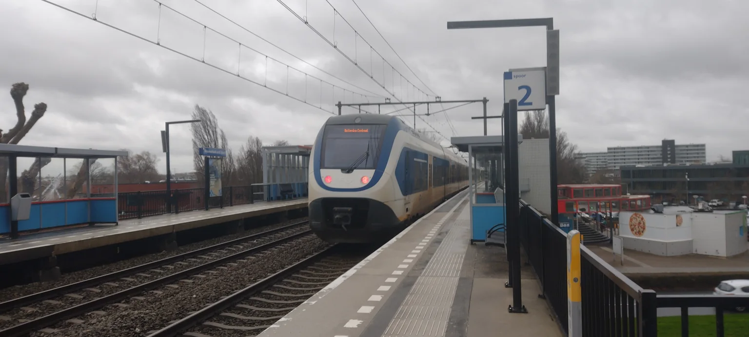 Een NS Sprinter bij station Nieuwerkerk aan den IJssel in december 2023