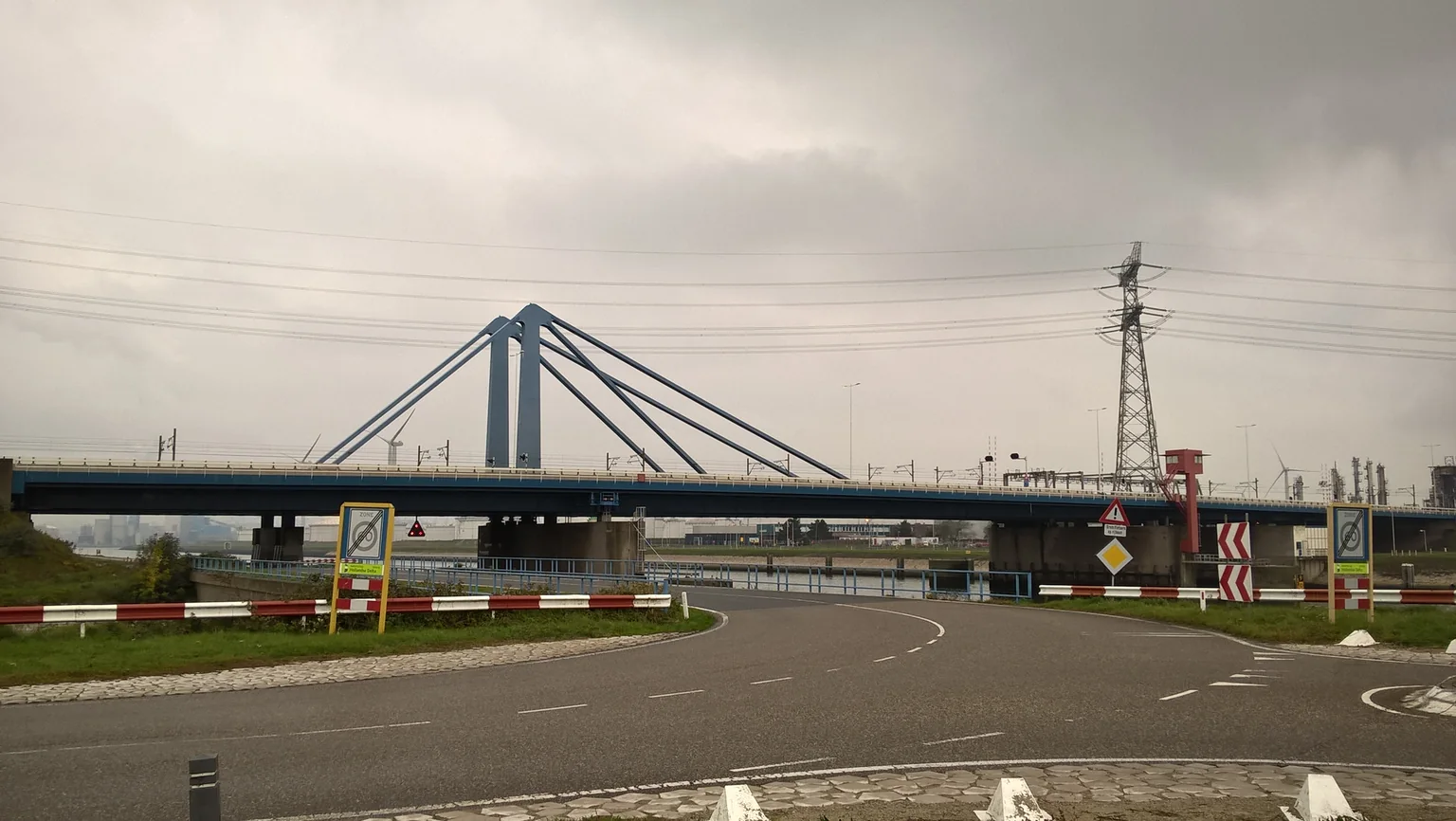 Archiefbeeld van de Suurhoffbrug met de wegbrug op de voorgrond en de spoorbrug erachter, 2015
