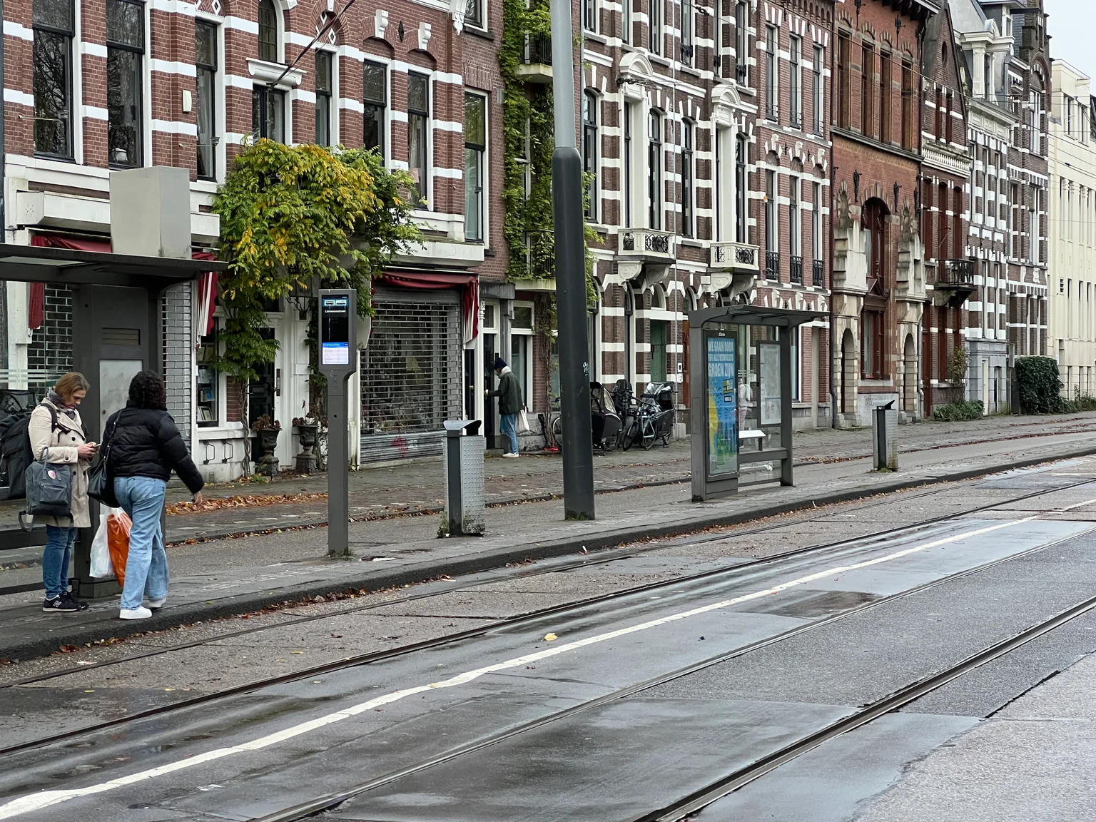 Tramhalte Eerste Van Swindenstraat aan de Linnaeusstraat in Amsterdam-Oost in 2024
