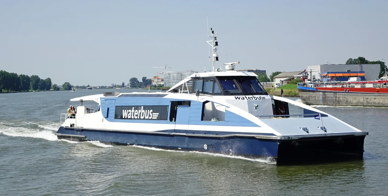 Een blauw-witte Waterbus vaart over de Noord in juli 2016