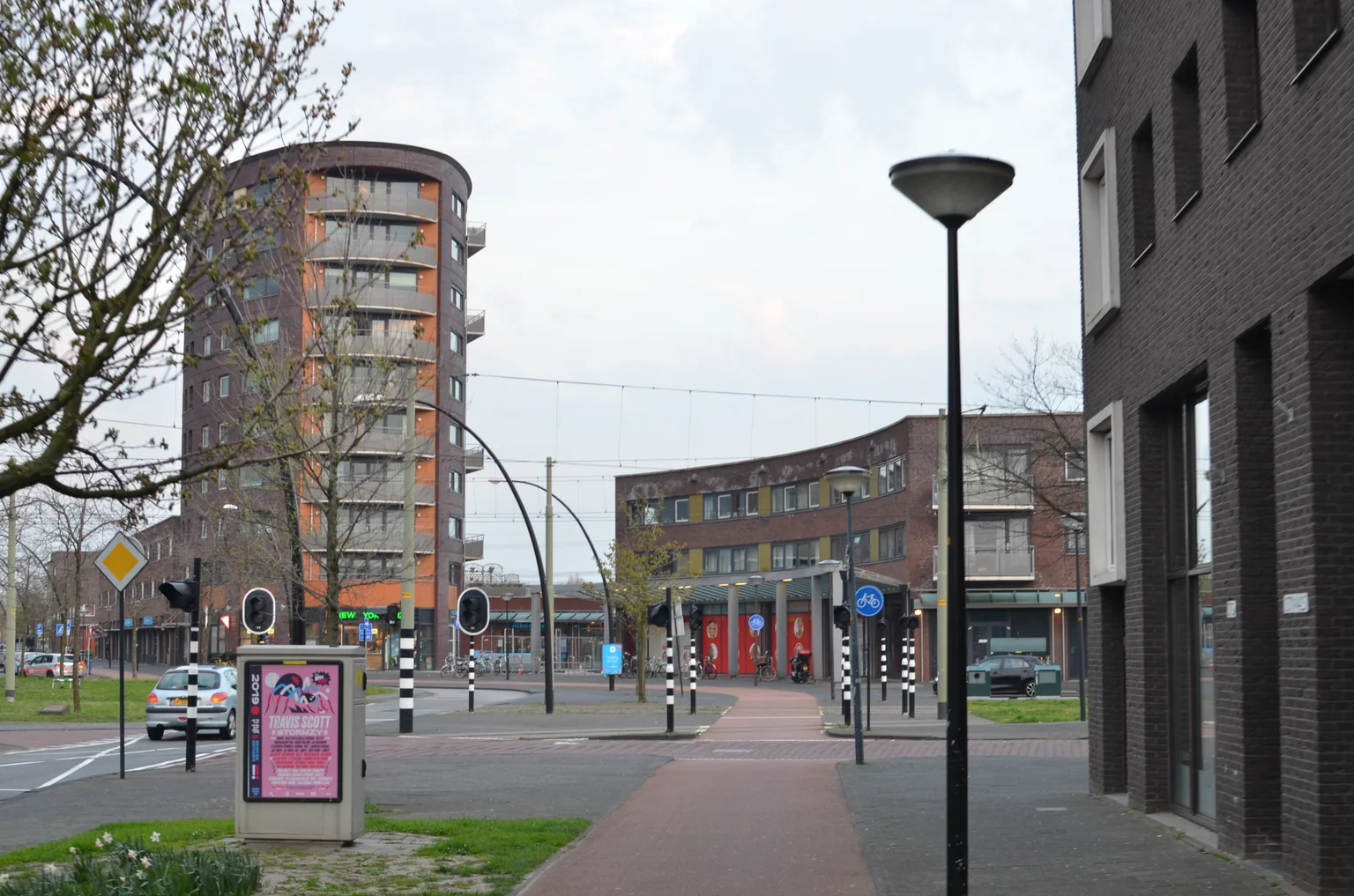 De Laan van Wateringse Veld bij het Parijsplein in Den Haag, met fietspad en tramsporen, in april 2019