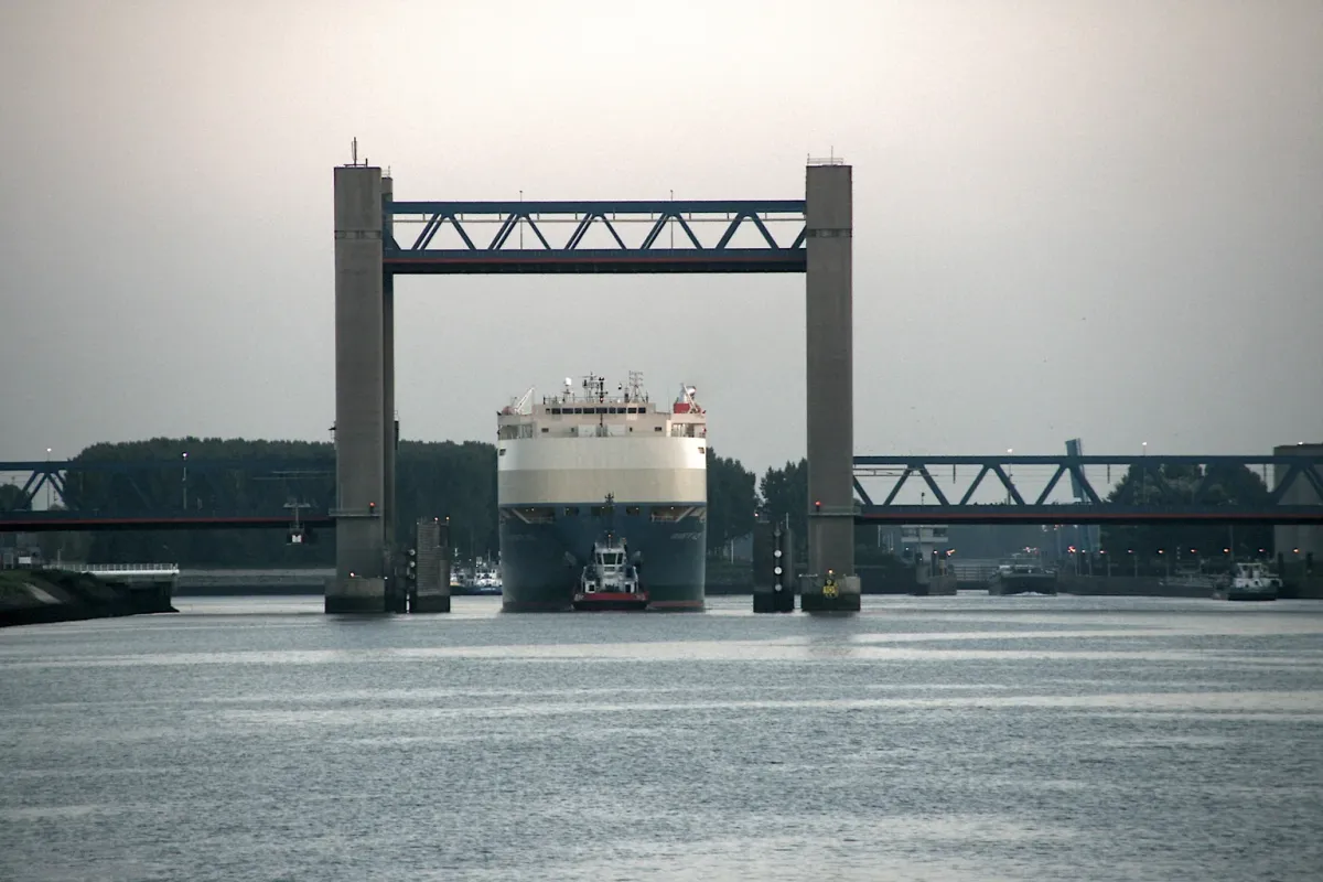 Een autoschip vaart onder de geheven Calandbrug bij Rozenburg op 29 augustus 2008