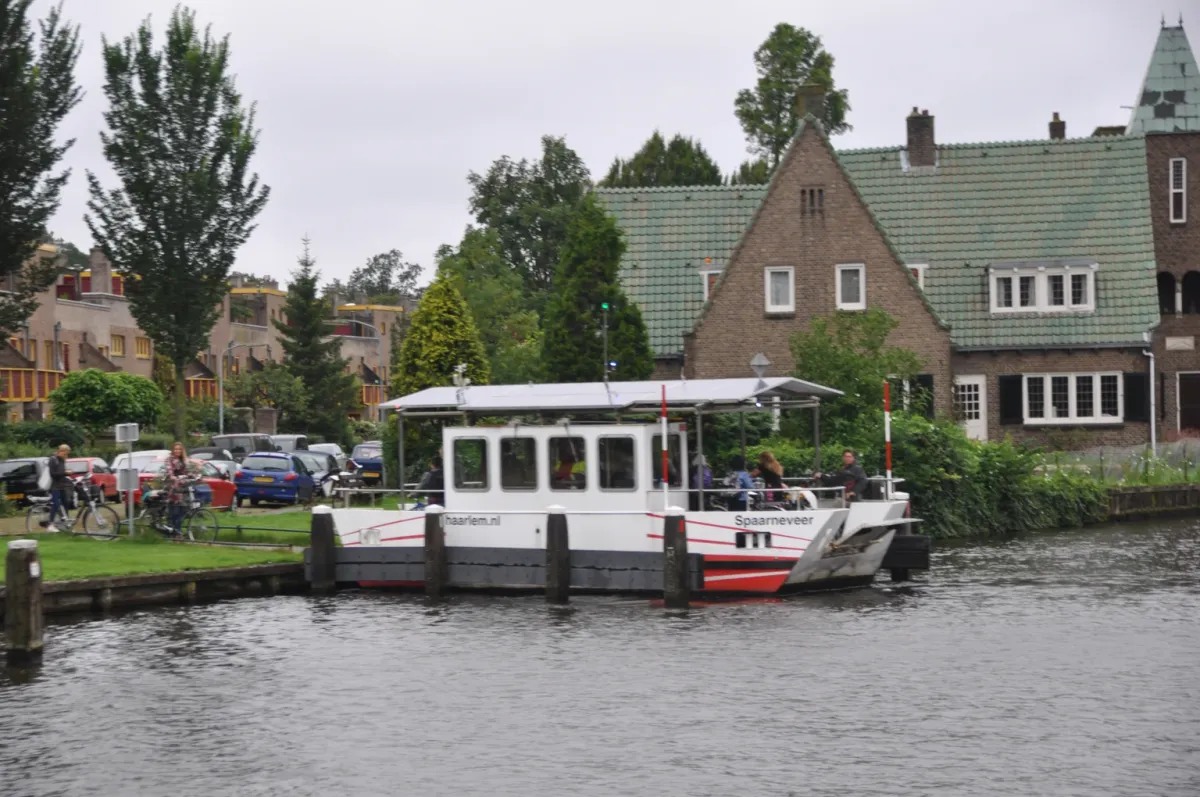 Het Spaarneveer aan de oever, met fietsen en passagiers, op een archieffoto uit 2015