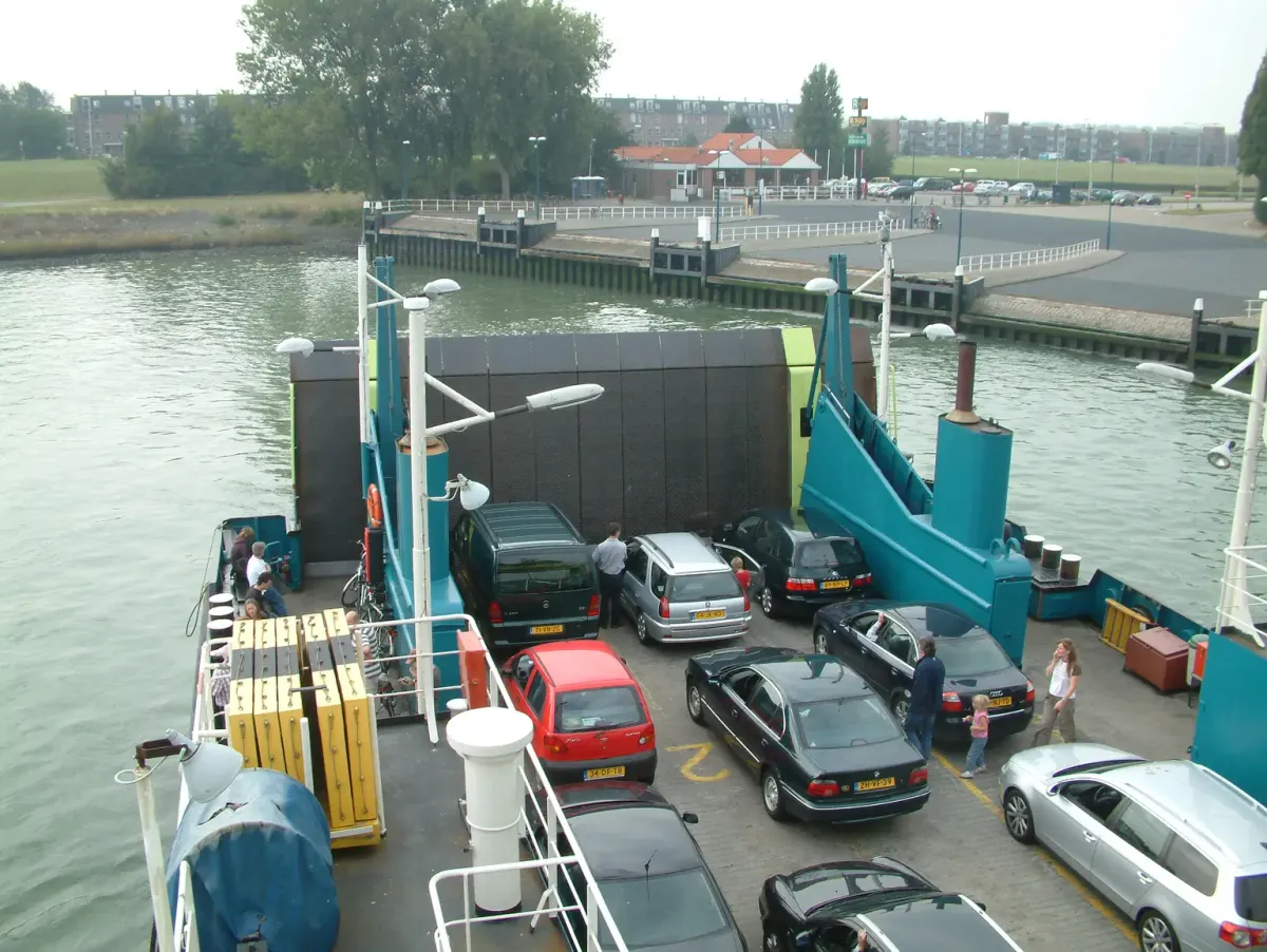 Auto's op het dek van autoveerpont Blankenburg tussen Maassluis en Rozenburg in september 2009