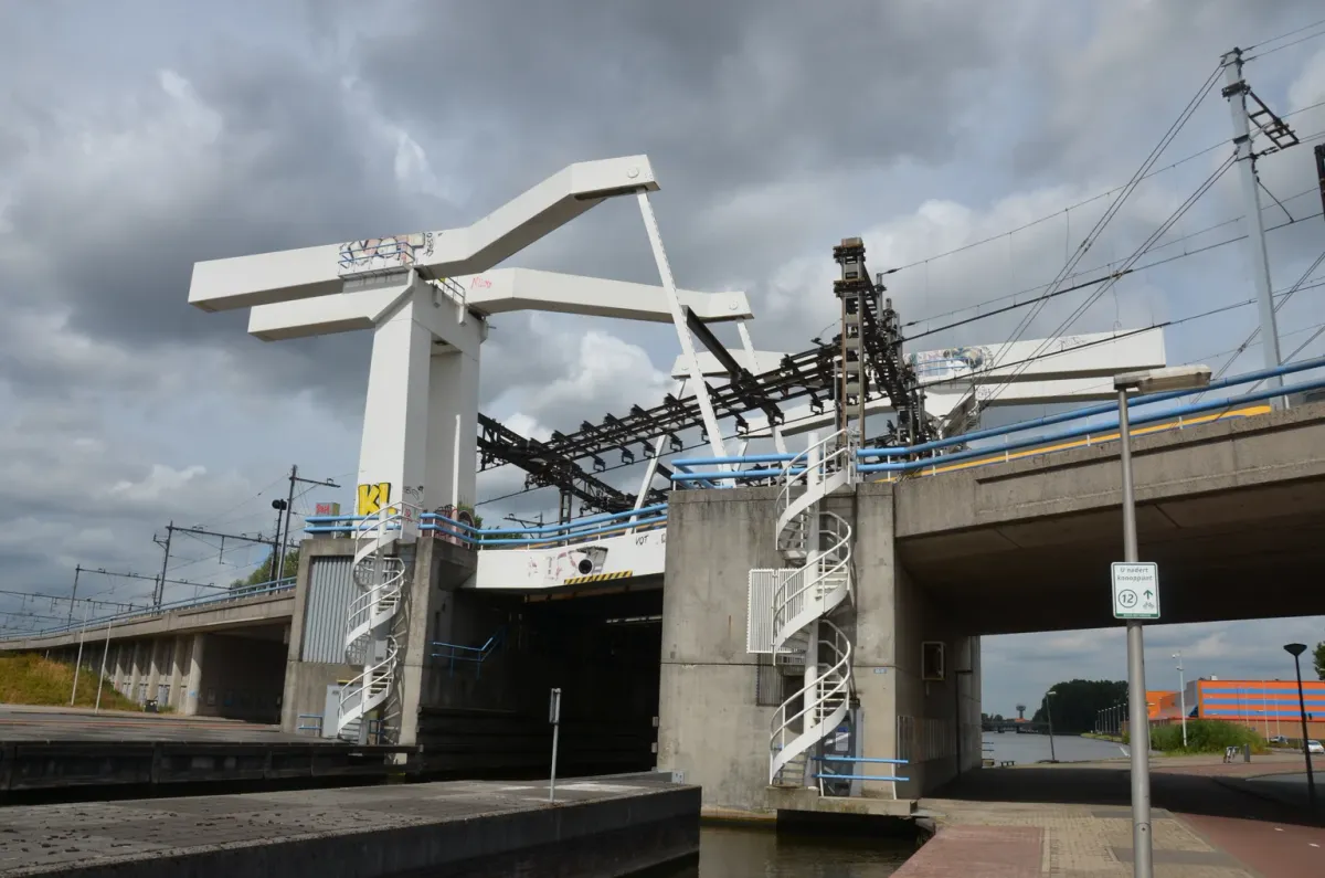 De spoorbrug over de Delfshavense Schie in Rotterdam, gefotografeerd in juli 2018