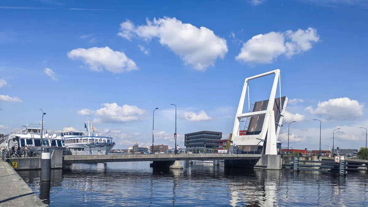 De Waarderbrug over het Spaarne in Haarlem, met het brugdek omhoog, in 2025